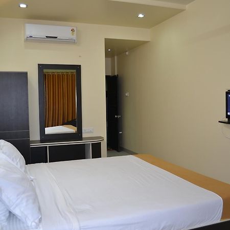 Hotel Embassy International Lātūr Екстериор снимка