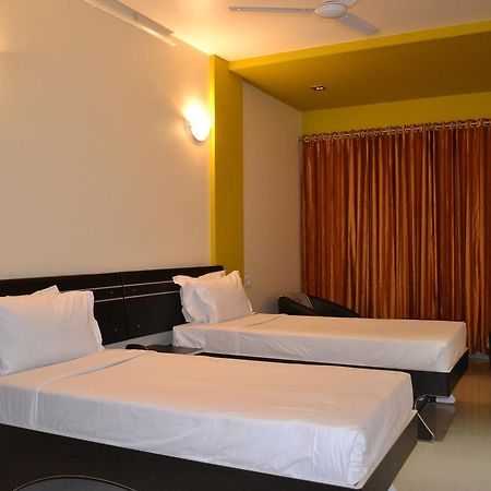 Hotel Embassy International Lātūr Екстериор снимка
