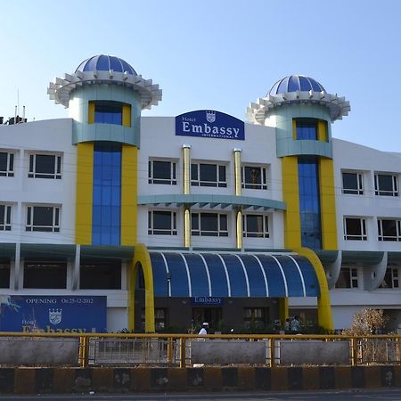 Hotel Embassy International Lātūr Екстериор снимка