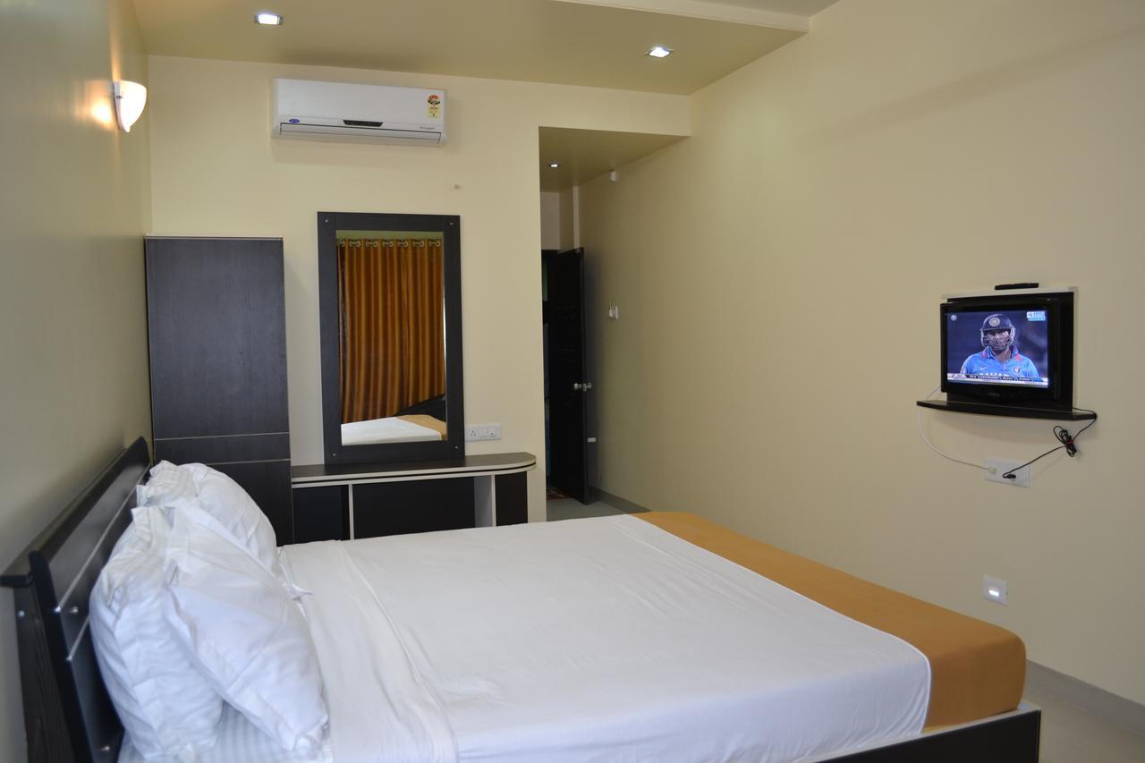 Hotel Embassy International Lātūr Екстериор снимка