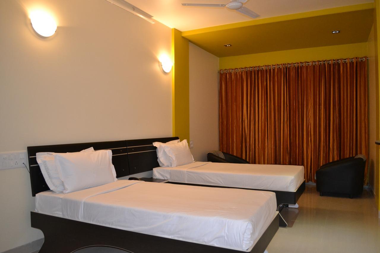 Hotel Embassy International Lātūr Екстериор снимка
