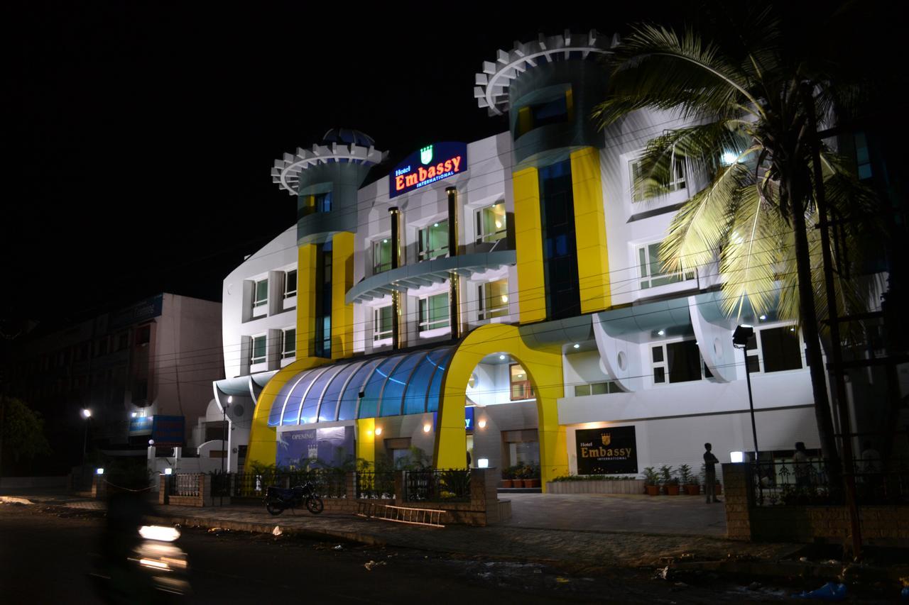 Hotel Embassy International Lātūr Екстериор снимка