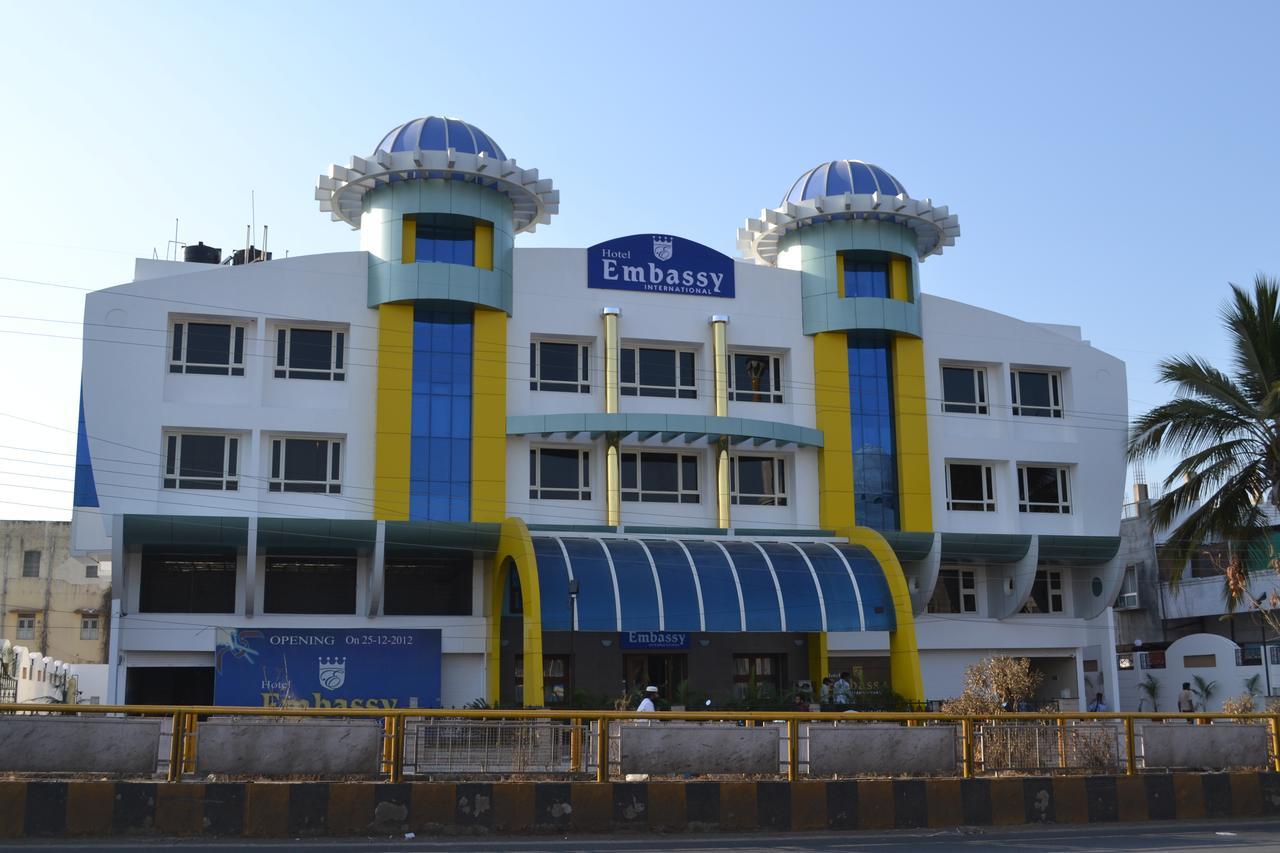 Hotel Embassy International Lātūr Екстериор снимка